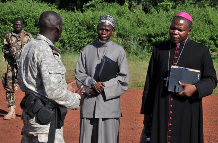 L'imam Omar Rabine Layama et l'archevêque de Bangui Dieudonne Nzapalainga mènent des actions de réconciliation entre chrétiens et musulmans. Crédit photo : Sources L'imam Omar Rabine Layama et l'archevêque de Bangui Dieudonne Nzapalainga mènent des actions de réconciliation entre chrétiens et musulmans. Crédit photo : Sources