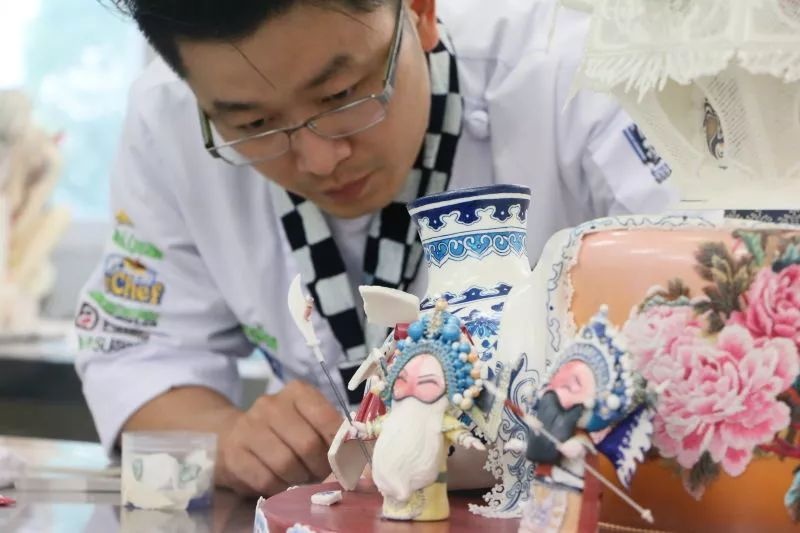 Han Lei makes fondant cakes. (File photo)