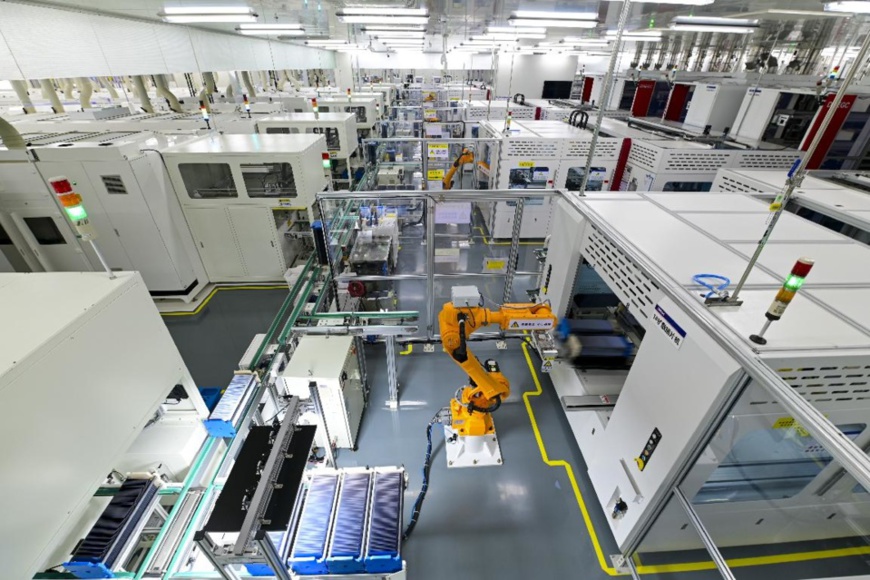 Photo taken on Dec. 13, 2021 shows a 5G-powered smart production system adopted by a battery factory of the Hengdian Group DMEGC Magnetics Co., Ltd. in Jinhua, east China’s Zhejiang province. (Photo by Hu Xiaofei/People’s Daily Online) Photo taken on Dec. 13, 2021 shows a 5G-powered smart production system adopted by a battery factory of the Hengdian Group DMEGC Magnetics Co., Ltd. in Jinhua, east China’s Zhejiang province. (Photo by Hu Xiaofei/People’s Daily Online)