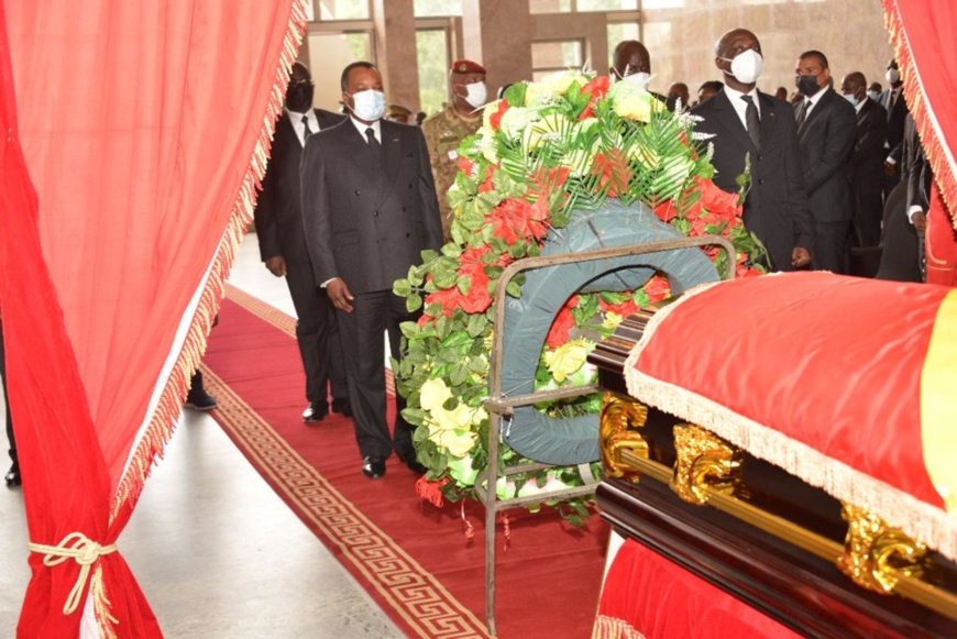 Denis Sassou N'Guesso rendant hommage à Gabriel Entcha-Ebia Denis Sassou N'Guesso rendant hommage à Gabriel Entcha-Ebia