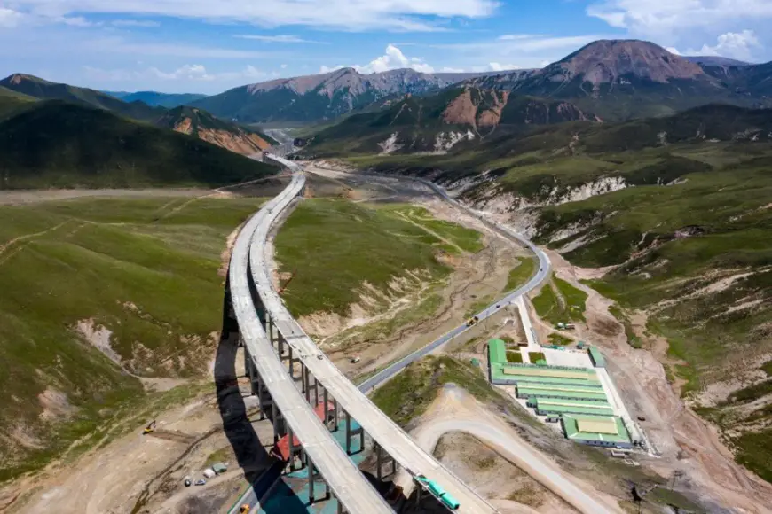 An extra-large bridge is under construction in Menyuan Hui autonomous county, northwest China’s Qinghai province, July 21, 2021. (Photo by Cheng Lin/People’s Daily Online)