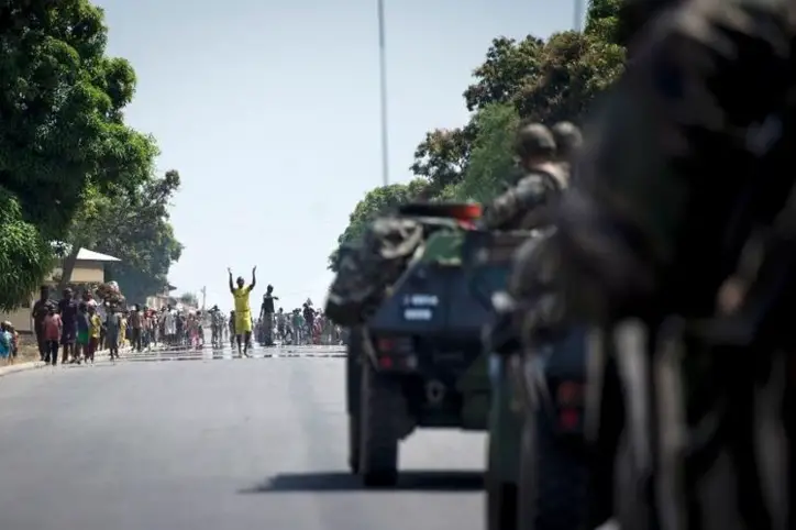Des habitants de Bouar accueillent les soldats français, le 7 décembre, en Centrafrique. (Photo Fred Dufour. AFP)