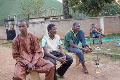 De jeunes musulmans du quartier Kilomètre 5 protègent l’église Saint-Mathias (au fond) . «C’est exceptionnel, au regard de ce qui est en train de se passer dans le pays», explique le curé de la paroisse. Crédit photo : Camille Lepage / Hans Lucas