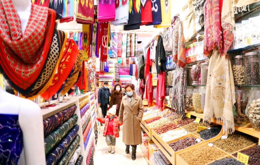 People shop at the Xinjiang International Grand Bazaar, northwest China’s Xinjiang Uygur autonomous region, Nov. 26, 2021. (Photo by Zhang Xiuke/People’s Daily Online) People shop at the Xinjiang International Grand Bazaar, northwest China’s Xinjiang Uygur autonomous region, Nov. 26, 2021. (Photo by Zhang Xiuke/People’s Daily Online)