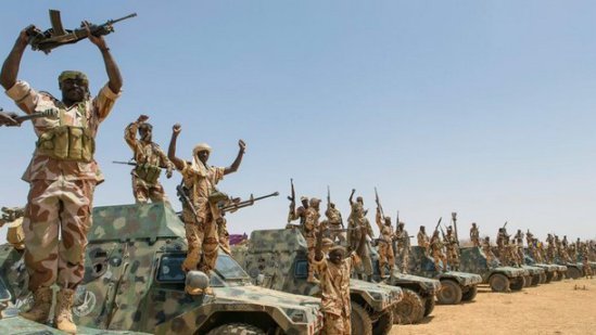 Une colonne de l'armée tchadienne(FATIM) entre Kidal et Tessalit au Mali. Crédit photo : Patrick Robert.