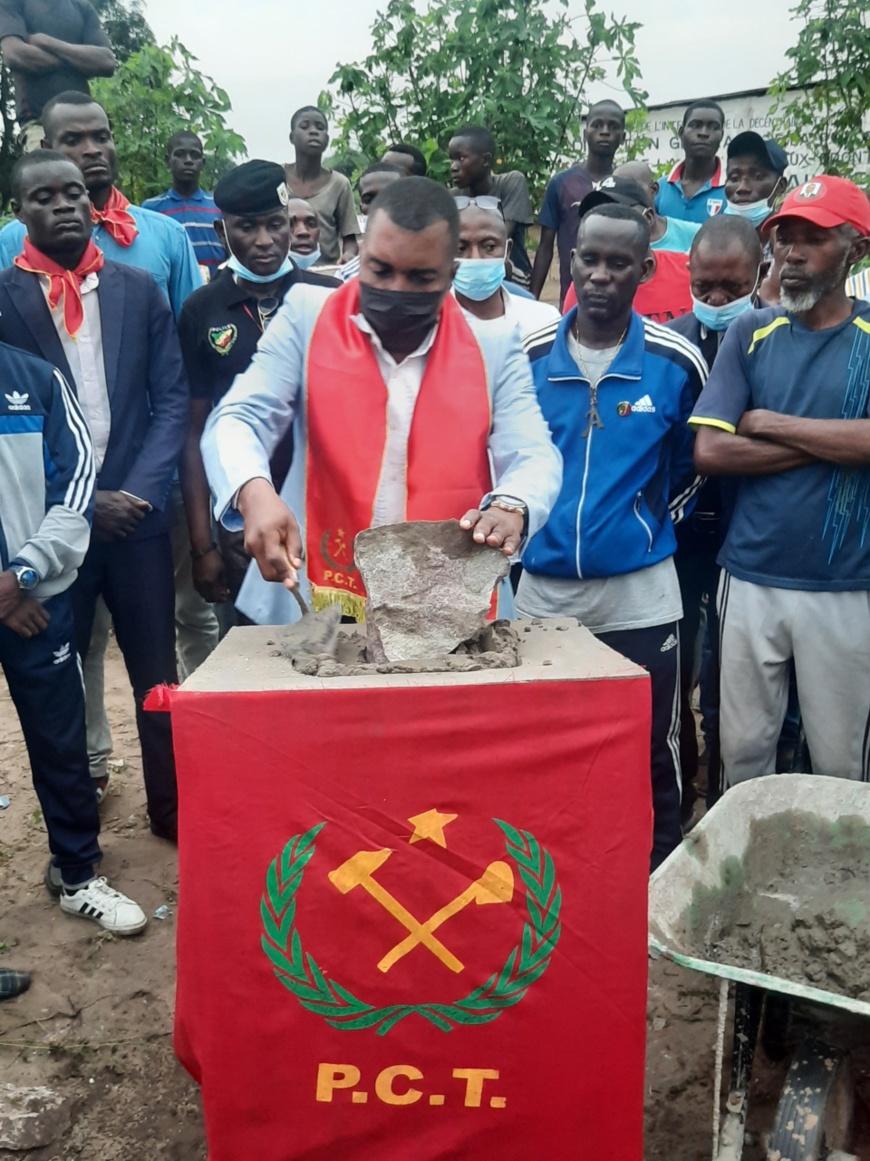 M. Alain Rodriguez Yilali posant la première pierre du siège du PCT M. Alain Rodriguez Yilali posant la première pierre du siège du PCT