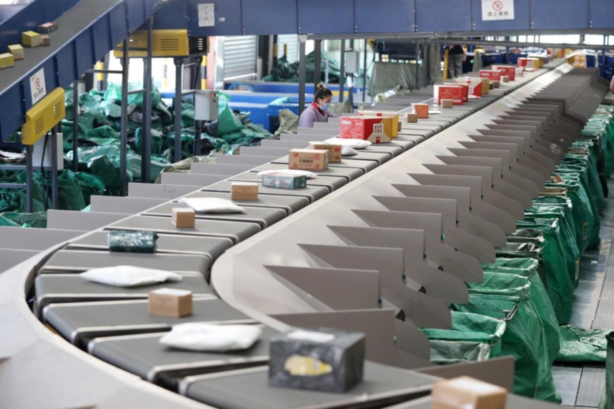 An employee of a courier company is working in a distribution workshop in a land port in Lieshan district, Huaibei, east China’s Anhui province, Nov. 10, 2021. (Photo by Wan Shanchao/People’s Daily Online)