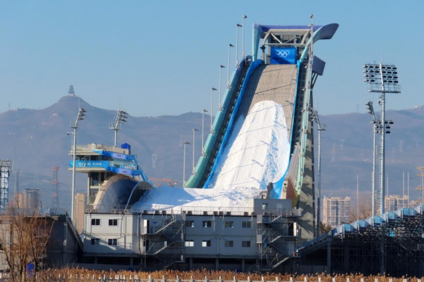 Photo taken on Jan. 3, 2022 shows the job site of snowmaking and piste shaping at the Big Air Shougang, a ski jump platform built in Shijingshan district, Beijing, for the 2022 Winter Olympic Games. (Photo by He Luqi/People’s Daily Online)