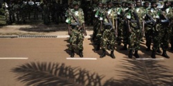 Des soldats de la FOMAC attendent leur passage en revue avant le défilé de la cérémonie de passation de pouvoir entre la FOMAC et la MISCA au camp M'Poko. | MICHAËL ZUMSTEIN / AGENCE VU' POUR "LE MONDE" Des soldats de la FOMAC attendent leur passage en revue avant le défilé de la cérémonie de passation de pouvoir entre la FOMAC et la MISCA au camp M'Poko. | MICHAËL ZUMSTEIN / AGENCE VU' POUR "LE MONDE"