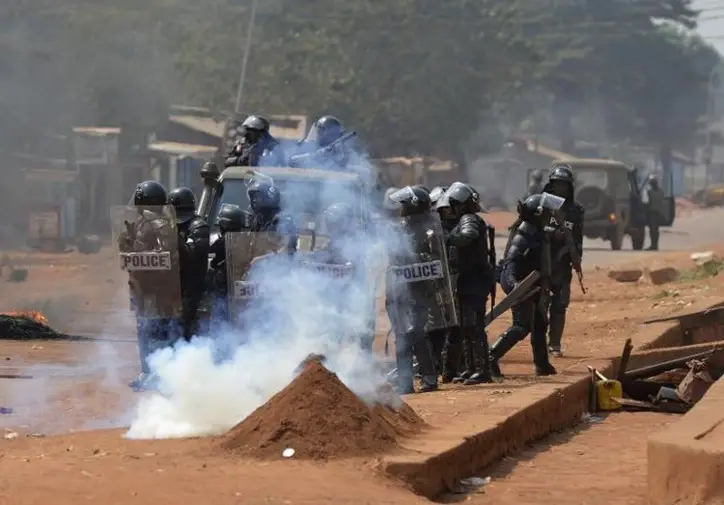 La police anti-émeutes pendant une manifestation anti-française à Bangui le 22 décembre 2013 (Photo Miguel Medina. AFP)
