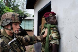 Un soldat français de l'opération Sangaris désarme un combattant de l'ex-Séléka. Crédit photo : Sources