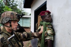Un soldat français de l'opération Sangaris désarme un combattant de l'ex-Séléka. Crédit photo : Sources Un soldat français de l'opération Sangaris désarme un combattant de l'ex-Séléka. Crédit photo : Sources