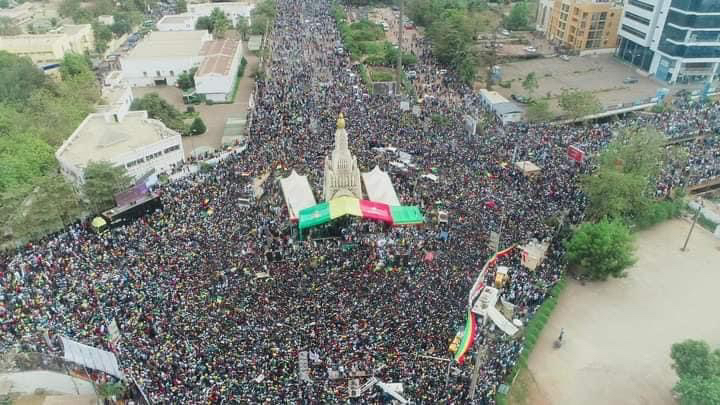 Mali : mobilisation inédite de la population en soutien à la junte