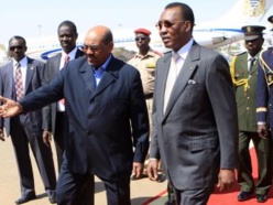 Le président soudanais, Omar el-Béchir, a reçu son homologue tchadien Idriss Déby, le 8 février 2012. Reuters/Mohamed Nureldin Abdallah
