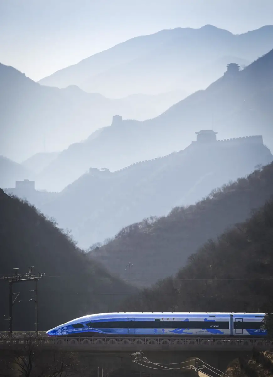 A high-speed train custom-made for the Beijing Winter Olympics with a 5G live broadcast studio on board runs on the Beijing-Zhangjiakou high-speed railway, Jan. 6, 2022. (Photo by Xing Ziming/People’s Daily Online)