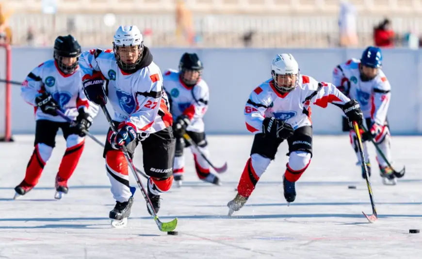 Ice hockey enthusiasts practice at a skating rink in Hohhot, north China’s Inner Mongolia autonomous region, Jan. 1, 2022. (Photo by Ding Genhou/People’s Daily Online)