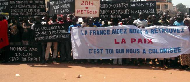 Des citoyens centrafricains manifestent devant l'ambassade de France à Bangui, le 1er janvier 2013. © WONGOUE / CHINE NOUVELLE/SIPA.