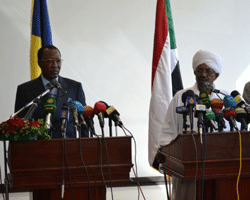 Le président tchadien Idriss Déby (gauche) et son homologue soudanais Hassa Oumar El Béchir, hier à Khartoum lors de la conférence de presse.