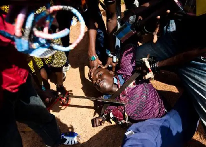 Des «anti-balaka» montrent ce qu’ils feraient à un rebelle de la Séléka, le 14 décembre 2013 à Bangui (Ivan Lieman/AFP)