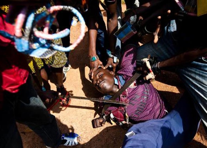 Des «anti-balaka» montrent ce qu’ils feraient à un rebelle de la Séléka, le 14 décembre 2013 à Bangui (Ivan Lieman/AFP)