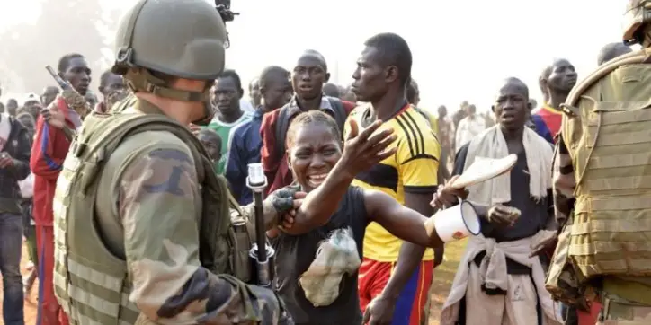 Des soldats français interviennent lors d'affrontements en chrétiens et musulmans. © PHOTO AFP MIGUEL MEDINA