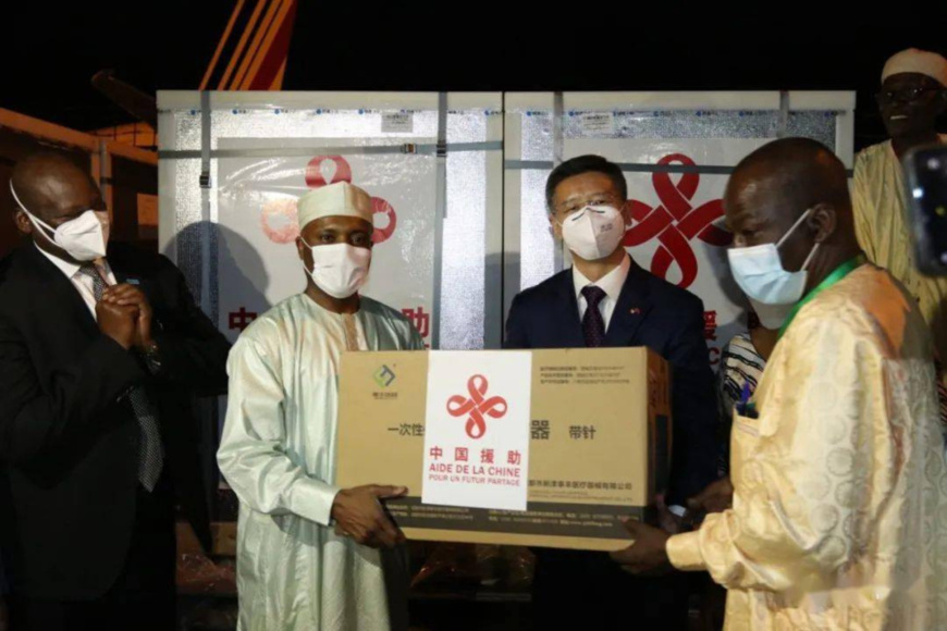 Chinese Ambassador to Chad Li Jinjin (3rd L) delivers COVID-19 vaccines donated by the Chinese government to Chad to the Chadian Minister of Public Health and National Solidarity Abdoulaye Saber Fadoul (2nd L) in N'Djamena, capital Chad, June 2, 2021. (Photo courtesy of the Chinese Embassy in Chad)