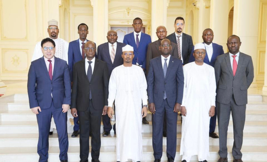 رئيس الجمهورية يعقد اجتماعا مع وزيري المالية والبريد ومسؤولي شركات الهواتف المحمولة العاملة في البلاد رئيس الجمهورية يعقد اجتماعا مع وزيري المالية والبريد ومسؤولي شركات الهواتف المحمولة العاملة في البلاد