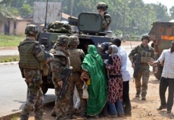 L’armée française et des musulmans tchadiens, à Bangui, le 28 décembre. MIGUEL MEDINA / AFP