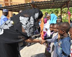 Des enfants rapatriés de Centrafrique reçoivent des cadeaux des mains de la Première Dame, Hinda Déby. Des enfants rapatriés de Centrafrique reçoivent des cadeaux des mains de la Première Dame, Hinda Déby.