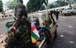 Un enfant soldat de la coalition Séléka à Bangui en Centrafrique le 25 mars 2013. Crédit : SIA KAMBOU / AFP Archives