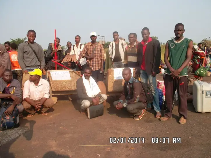 Les étudiants tchadiens bloqués à Bangui, réunis hier à l'aéroport militaire M'Poko. Crédit photo : Alwihda Info