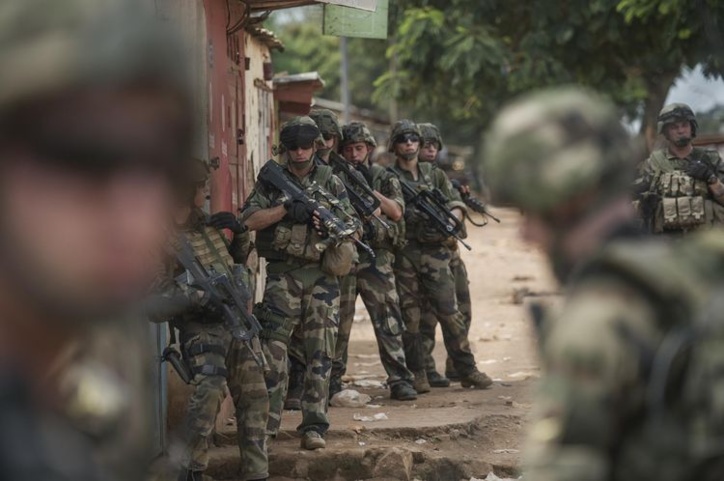 Des soldats français patrouillant près de l'aéroport de Bangui, le 9 décembre 2013. (Photo Fred Dufour. AFP) Des soldats français patrouillant près de l'aéroport de Bangui, le 9 décembre 2013. (Photo Fred Dufour. AFP)