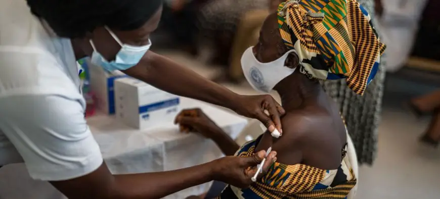Les pays d'Afrique ont eu accès aux vaccins par le biais du mécanisme COVAX, de l'OMS. © OMS