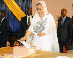 La Première Dame, Hinda Déby glisse une enveloppe dans la caisse de collecte de dons pour les ressortissants tchadiens rapatriés de Centrafrique, lors d'une cérémonie au ministère des Affaires Etrangères à N'Djamena. Crédit photo : Présidence Tchad.