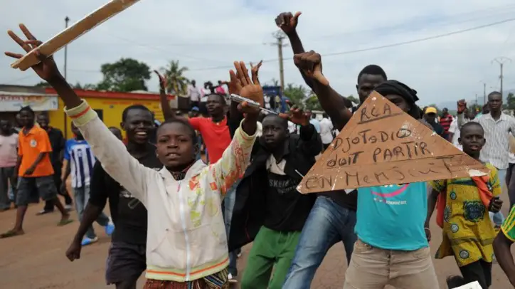 Des adolescents centrafricains réclamant la démission du président Djotodia, le 10 décembre 2013 dans les rues de Bagui (Centrafrique).  (SIA KAMBOU / AFP)