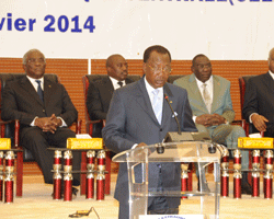 Idriss Déby prononce -hier soir- un message lors du sommet de N'Djamena. Crédit photo : Présidence Tchad.