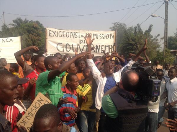 Des manifestants à Bangui demandent la démission de Djotodia et du gouvernement. Crédit photo : Tristan Redman, correspondant Al Jazeera. Des manifestants à Bangui demandent la démission de Djotodia et du gouvernement. Crédit photo : Tristan Redman, correspondant Al Jazeera.