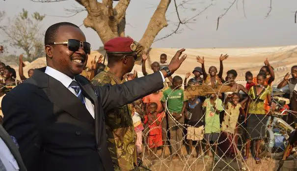 Le président centrafricain Alexandre-Ferdinand Nguendet invite les 100 000 personnes déplacées à l'aéroport de Bangui à rentrer chez elles. AFP/ERIC FEFERBERG