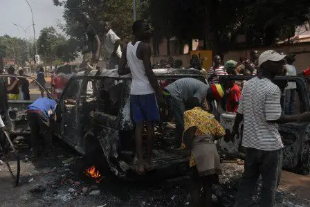 Les populations brûlent un véhicule intercepté par la MISCA. Le véhicule transporterait des armes et d'ex-Séléka. © Diaspora Media