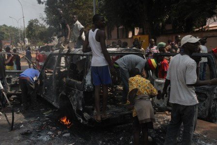 Les populations brûlent un véhicule intercepté par la MISCA. Le véhicule transporterait des armes et d'ex-Séléka. © Diaspora Media Les populations brûlent un véhicule intercepté par la MISCA. Le véhicule transporterait des armes et d'ex-Séléka. © Diaspora Media