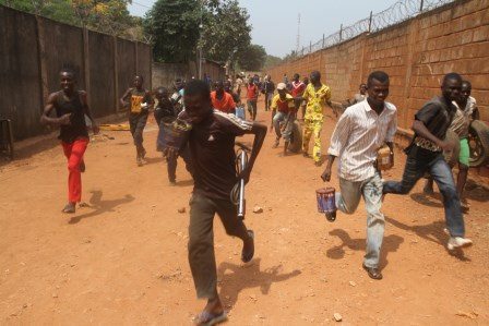 L'armée française intervient pour disperser des pillards. © Diaspora Media