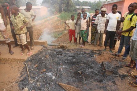 Un musulman brûlé vivant, après avoir été soupçonné d'appartenir à l'ex-Séléka. © Diaspora Media Un musulman brûlé vivant, après avoir été soupçonné d'appartenir à l'ex-Séléka. © Diaspora Media
