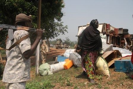 Une femme emporte des affaires qu'elle a pu récupérer. © Diaspora Media