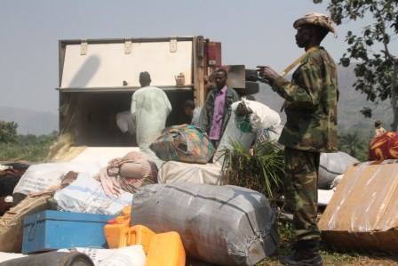 Un soldat tchadien monte la garde à côté du camion de l'armée qui s'est renversé à Bangui. © Diaspora Media