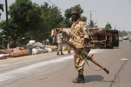 Un soldat tchadien muni d'un lance roquette monte la garde à côté du camion de l'armée qui s'est renversé à Bangui. © Diaspora Media