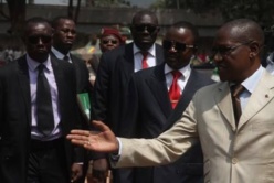 Nguendet, le Président du CNT aujourd'hui, entouré de sa garde rapproché lors d'une rencontre avec l'armée centrafricaine. Photo : Diaspora Media Nguendet, le Président du CNT aujourd'hui, entouré de sa garde rapproché lors d'une rencontre avec l'armée centrafricaine. Photo : Diaspora Media