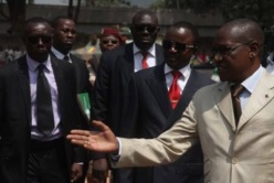 Nguendet, le Président du CNT aujourd'hui, entouré de sa garde rapproché lors d'une rencontre avec l'armée centrafricaine. Photo : Diaspora Media