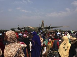 Des ressortissants tchadiens qui attendaient leur rapatriement à l'aéroport de Bangui. REUTERS/Andreea Campeanu
