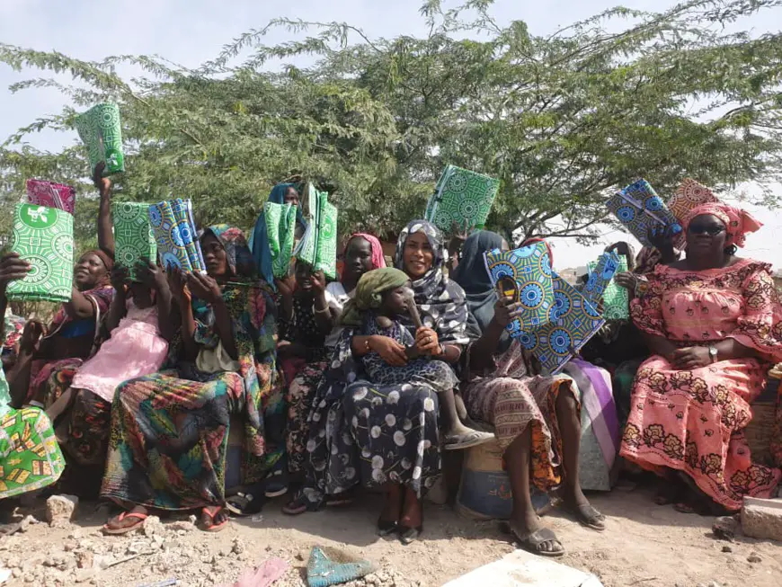 Tchad : les conseillères du CNT offrent des pagnes aux femmes concasseusses