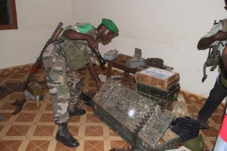 Les soldats de la MISCA saisissent des stocks d'armes au domicile d'un général de l'ex-Séléka. Bangui. © Diaspora Media Les soldats de la MISCA saisissent des stocks d'armes au domicile d'un général de l'ex-Séléka. Bangui. © Diaspora Media